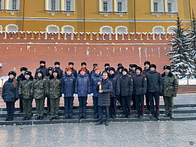 Барнаульские школьники приняли участие в церемонии передачи частицы Вечного огня в Москве