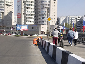 Дорожная служба Барнаула продолжает санитарную очистку дорог краевой столицы