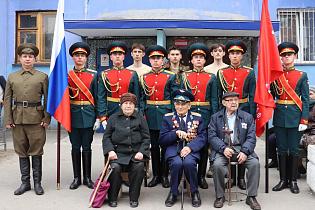 В Барнауле состоялась акция «Парад у дома ветерана»