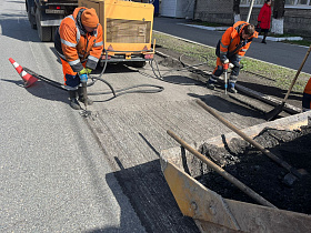 Дорожные бригады продолжают сезон ремонта дорог горячим асфальтобетоном