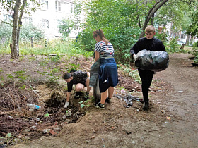 Сто мешков мусора убрали с двух зеленых зон Барнаула в ходе экологической акции