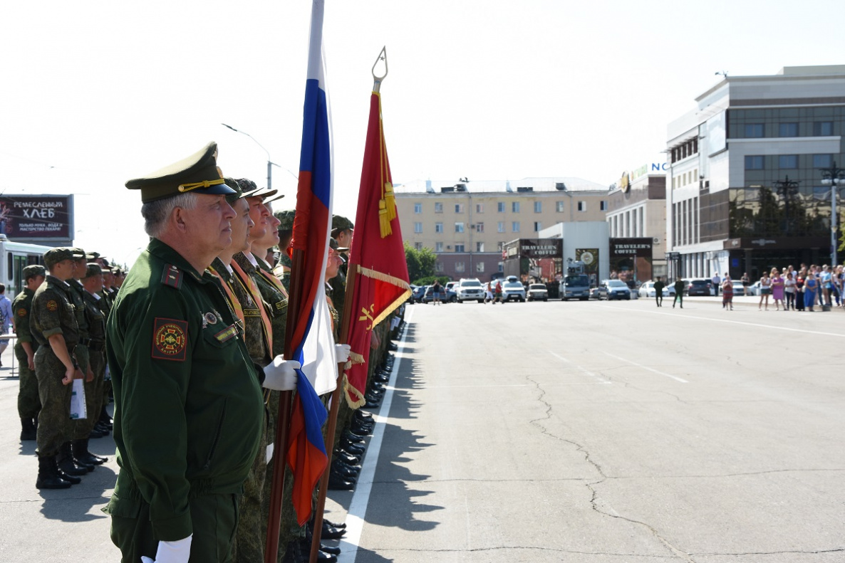 В Барнауле состоялся парад по случаю завершения обучения для более чем 300  студентов военной кафедры АлтГТУ БАРНАУЛ :: Официальный сайт города