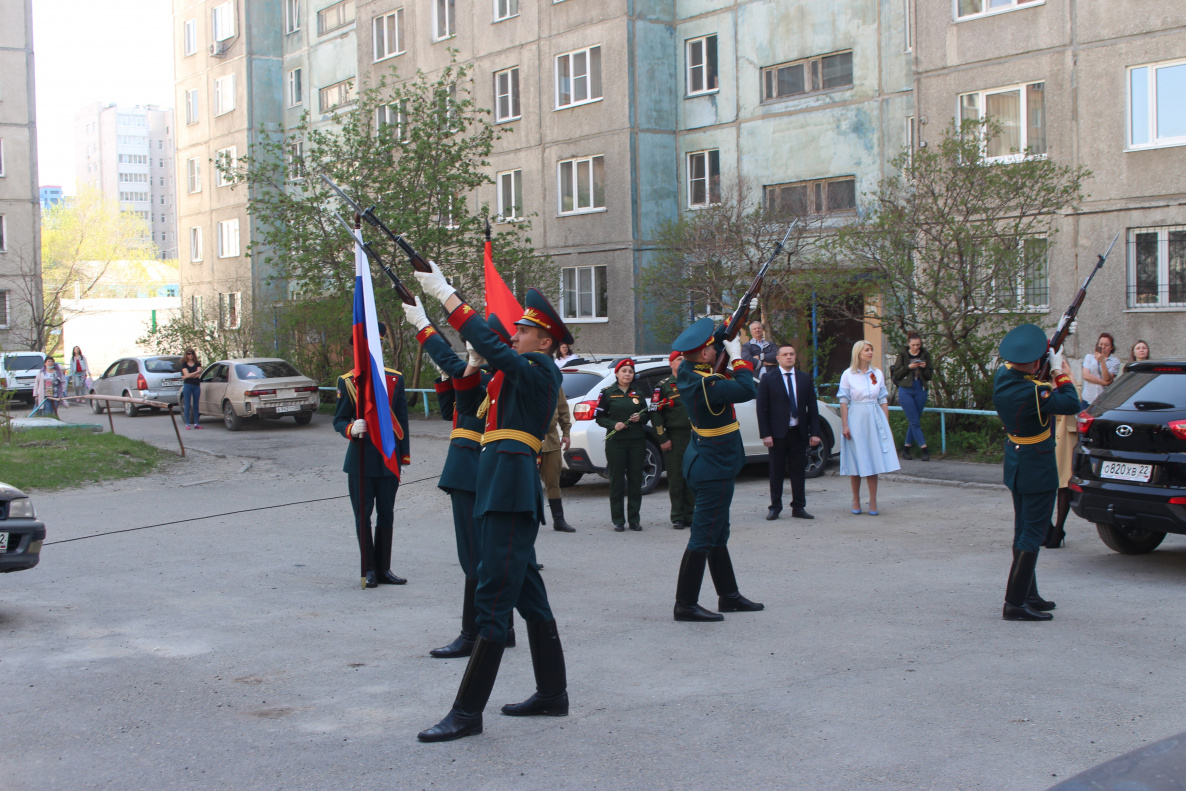 В Центральном районе Барнаула прошла акция «Парад у дома ветерана» БАРНАУЛ  :: Официальный сайт города