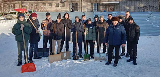 Барнаульские студенты очищают от снега и наледи лестничные марши и внутридворовые территории детских садов