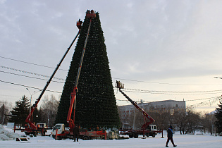 В Барнауле приступили к демонтажу снежного городка и елки на площади Сахарова