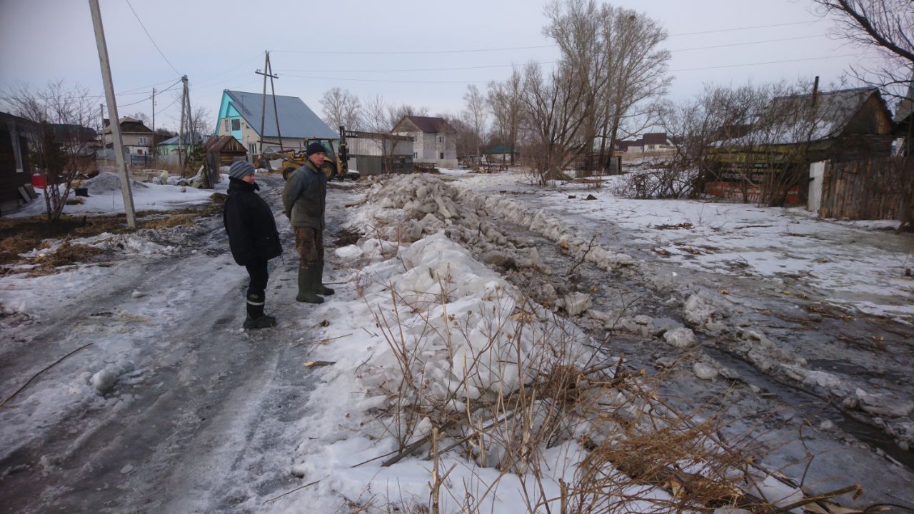 В селе Власиха и микрорайоне Новосиликатный Барнаула для откачки талой воды  круглосуточно дежурят аварийные бригады БАРНАУЛ :: Официальный сайт города