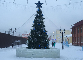 На улице Мало-Тобольской завершается строительство новогоднего городка. Барнаульцев приглашают на открытие