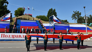 Торжественная церемония поднятия флага России прошла в Барнауле