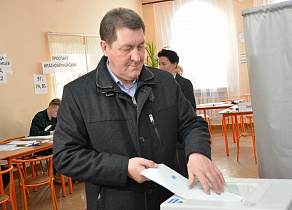 Сергей Дугин проголосовал на выборах президента и за благоустройство Барнаула