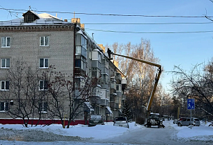 В Барнауле продолжается очистка кровель и территорий многоквартирных домов от снега и наледи 