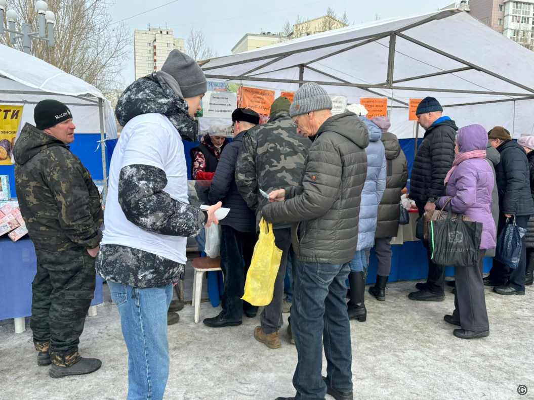 Волонтеры помогали барнаульцам проголосовать за общественные территории на  ярмарочных площадках Центрального района | 26.03.2024 | Барнаул - БезФормата