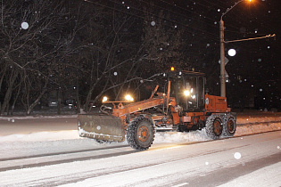 Дорожная служба Барнаула выпустит в ночь на линию 105 единиц снегоуборочной техники 