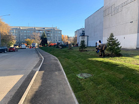 Новые тротуар и газон появились вдоль здания АГУ на Димитрова 