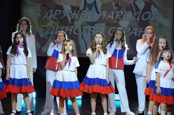 Мероприятия ко Дню народного единства подготовили в барнаульских учреждениях образования и культуры