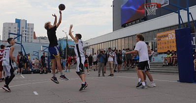 Баскетбольным и волейбольным турнирами отмечают День физкультурника в Железнодорожном районе Барнаула
