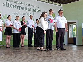 В рамках праздничной программы «Время молодых» в парке культуры и отдыха «Центральный» молодым барнаульцам вручили их первые паспорта