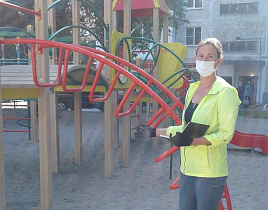  В барнаульском микрорайоне Новосиликатном проверили санитарное состояние и безопасность детских площадок 
