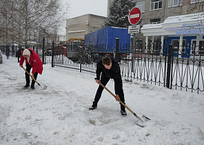 Студенты-волонтёры продолжают помогать убирать улицы Барнаула от снега
