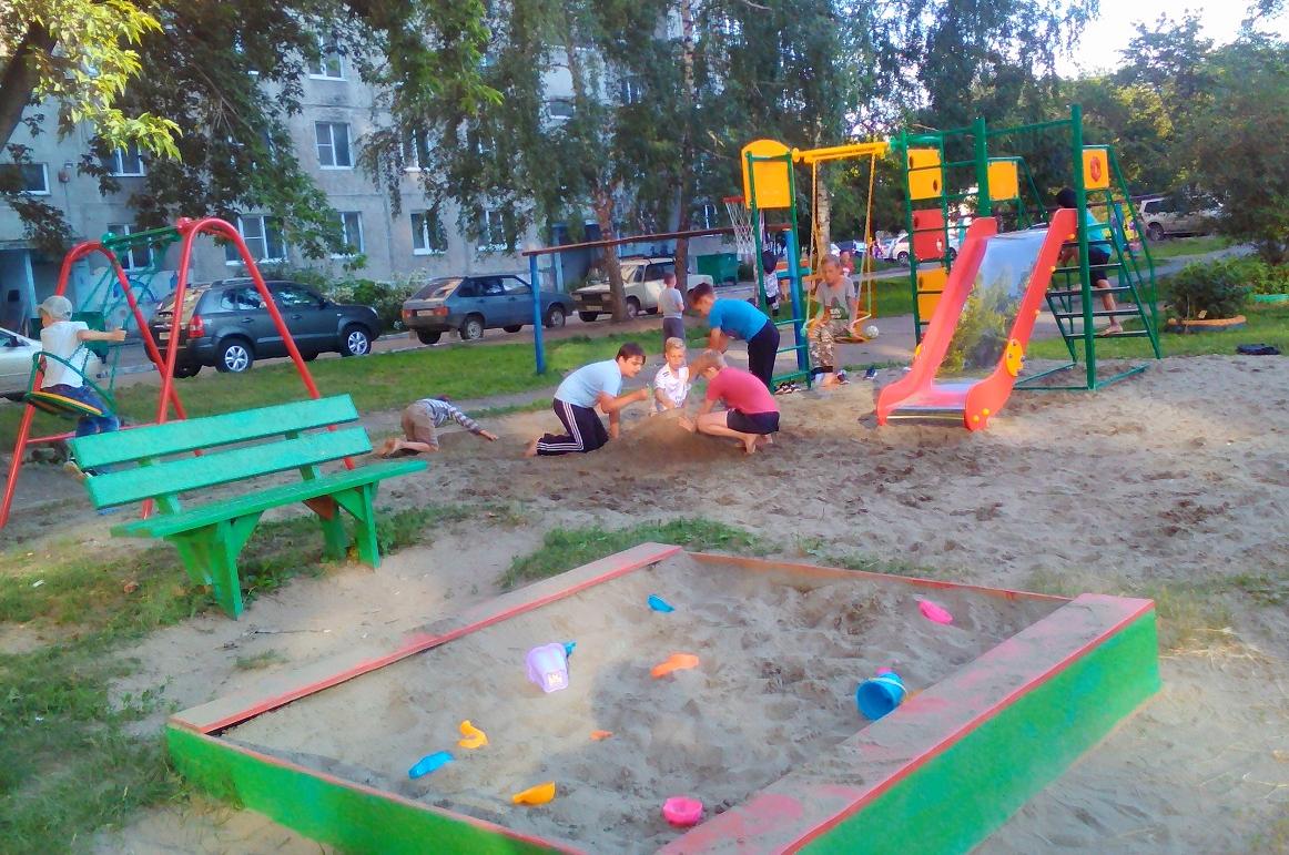 В барнаульском микрорайоне Новосиликатный по инициативе жителей обустроена детская площадка