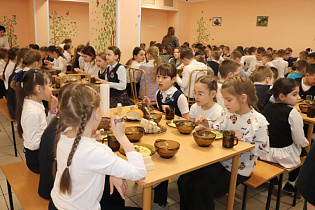 Как организовано питание учащихся, проверили в школе №132 Барнаула