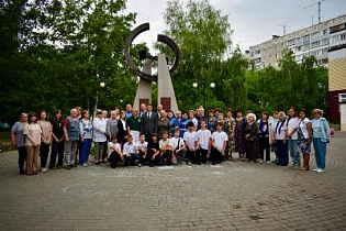 В Барнауле состоялись церемонии возложения цветов к памятным местам в преддверии Дня памяти и скорби