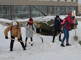 Барнаульские студенты помогли расчистить снег еще на нескольких участках