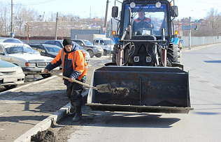 Дорожная служба приступила к санитарной очистке барнаульских дорог