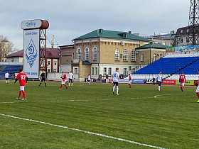 В Барнауле начался товарищеский матч по футболу между командами «Полимер» и «Динамо-Барнаул»
