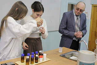 В Барнауле продолжают оснащать школы современным оборудованием