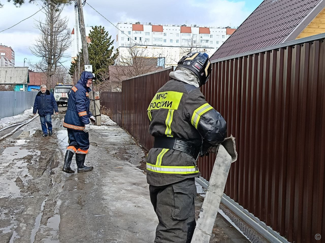 В Индустриальном районе продолжается работа по отводу талых вод с мест,  подверженных подтоплению БАРНАУЛ :: Официальный сайт города