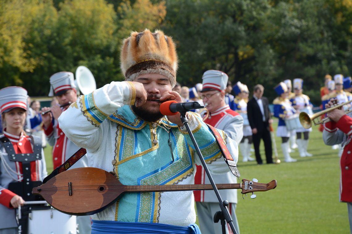 Торжественное звучит