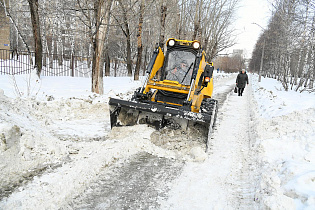 Тротуары Барнаула усиленно очищали от наледи в ночь на 18 января