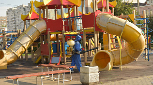 В Барнауле проводят дезинфекцию детских игровых площадок