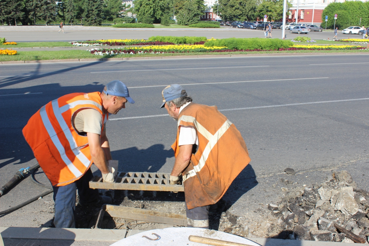 Как организована чистка снега дорожниками в скопинском районе. Муп дорожник ленинского района. Дорожники каток автодорстрой. Ремонт дорог в китае. Асфальт тротуар.