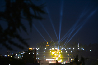 Ночное небо над Барнаулом озарилось лучами света в рамках патриотической акции