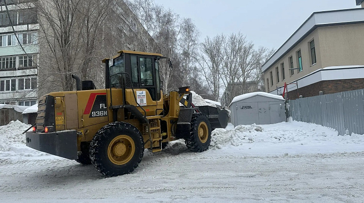 Предприятиями, коммунальными службами и управляющими организациями Ленинского района продолжаются работы по очистке территории от снега