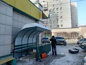 В Барнауле усилен контроль за уборкой снега и наледи на объектах потребительского рынка