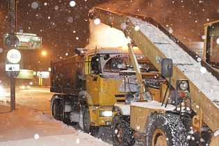 Снегоуборочная техника на дорогах Барнаула 23 ноября