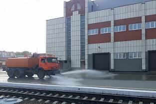 Дезинфекцию перрона провели на железнодорожном вокзале Барнаула