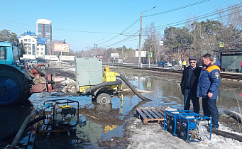 В Центральном районе Барнаула откачивают талую воду с проезжей части