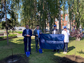 В Барнауле в сквере на улице Льва Толстого посадили молодые деревья 