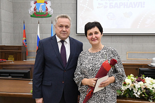 В преддверии 292-летия Барнаула наградили представителей социальной сферы