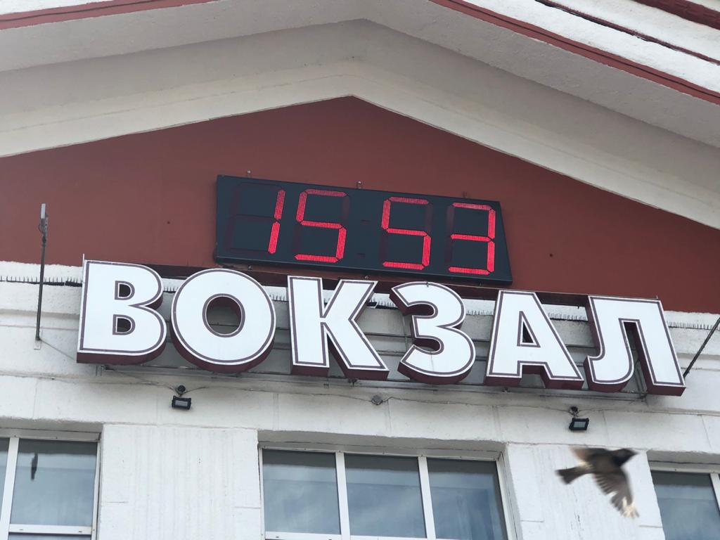 Новые часы установили на здание железнодорожного вокзала в Барнауле