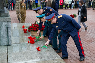 К Мемориалу Славы в Барнауле торжественно возложили цветы в честь Дня пограничника 