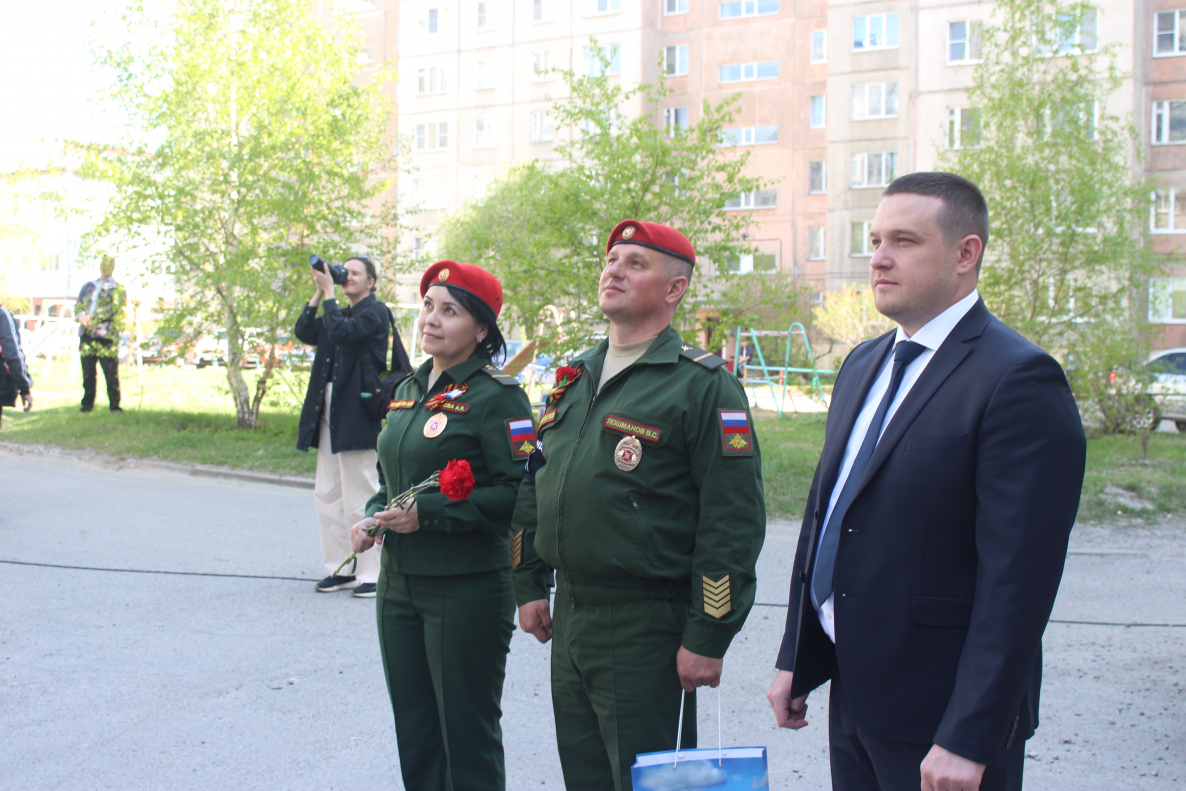 В Центральном районе Барнаула прошла акция «Парад у дома ветерана» БАРНАУЛ  :: Официальный сайт города