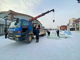 В Барнауле приступили к строительству новогоднего городка на улице Мало-Тобольской 