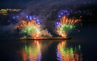 Ярким фейерверком завершилось в Барнауле празднование Дня России
