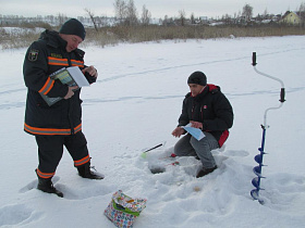 В Барнауле любителям зимней рыбалки напоминают о правилах безопасности на льду
