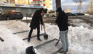 В Барнауле студенты-волонтеры помогают очищать улицы от снега и наледи, а также  удалять несанкционированные надписи