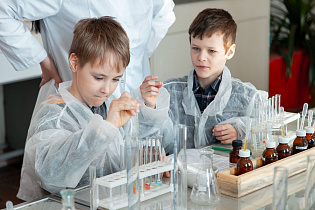 На весенних каникулах школьники Барнаула посетили мастер-классы «Занимательная химия» в АГАУ 